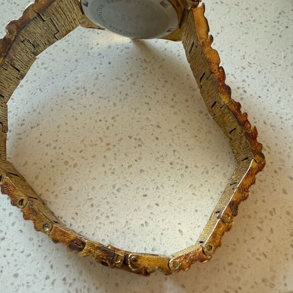 Vintage Waltham Diamond Nugget Watch Gold Tone Stainless Steel new battery - Picture 11 of 11